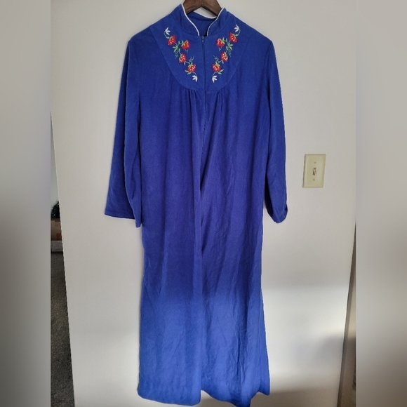 Vintage House Coat / Dressing Gown Embroidered Strawberry Detail Sz S -L - Picture 3 of 6